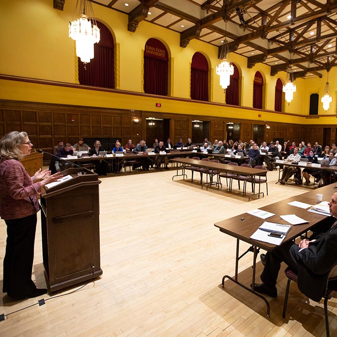 President Wintersteen speaking from the lectern during the Faculty Senate meeting.